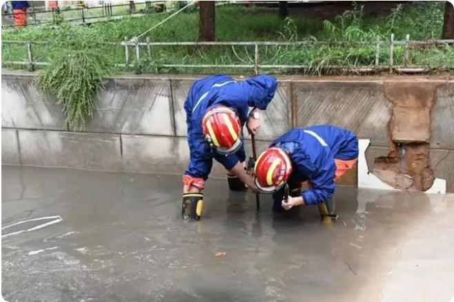 麒麟?yún)^(qū)遭暴雨突襲|部分道路積水嚴(yán)重，消防緊急排澇解憂