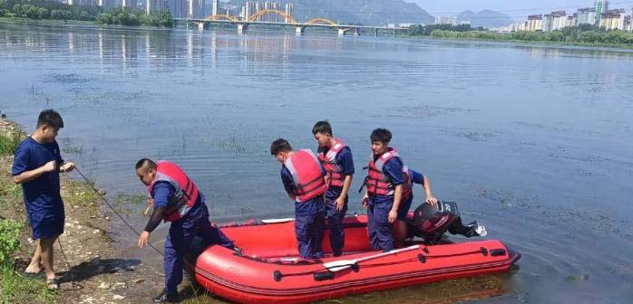 補(bǔ)短板強(qiáng)弱項(xiàng)，提技能礪精兵，縣應(yīng)急管理局開(kāi)展水上救援訓(xùn)練